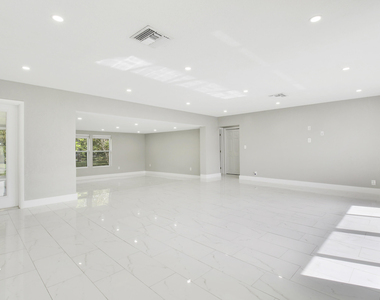 1231 Sw 32nd Street - Photo Thumbnail 4
