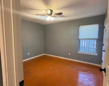 1403 Strickland St - Photo Thumbnail 5