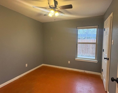 1403 Strickland St - Photo Thumbnail 7