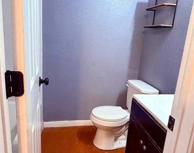 1403 Strickland St - Photo Thumbnail 10