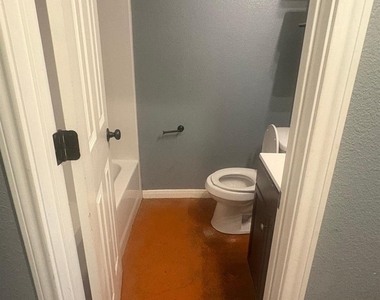 1403 Strickland St - Photo Thumbnail 9
