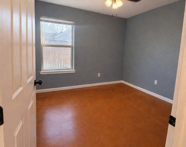 1403 Strickland St - Photo Thumbnail 6