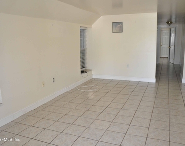 127 7th Avenue N - Photo Thumbnail 2