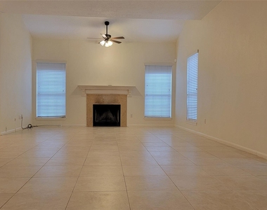 800 Country Place Drive - Photo Thumbnail 4