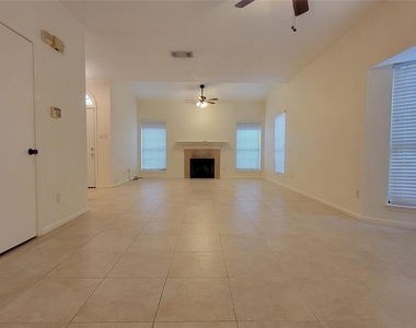 800 Country Place Drive - Photo Thumbnail 3