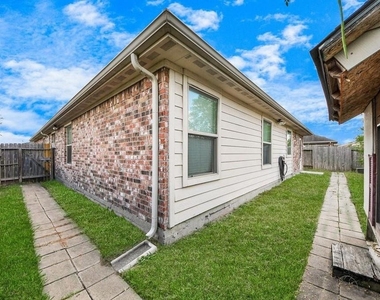 13918 Goodridge Drive - Photo Thumbnail 15