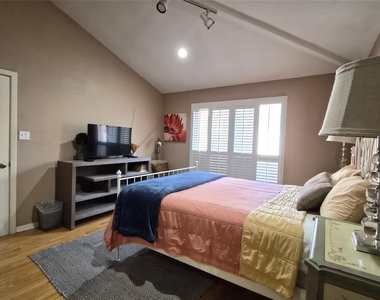 2118 Oakdale Street - Photo Thumbnail 5