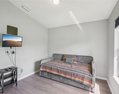 940 Belmont Street E - Photo Thumbnail 34