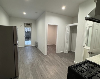 16 Conselyea Street - Photo Thumbnail 4