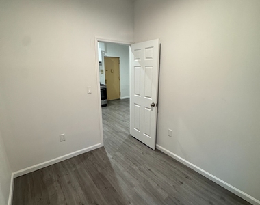 16 Conselyea Street - Photo Thumbnail 7