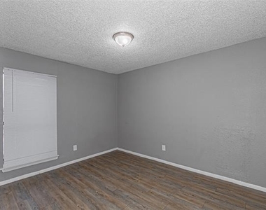 2900 South Freeway - Photo Thumbnail 2