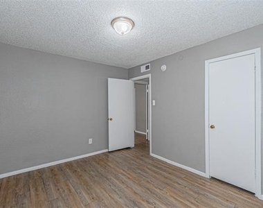 2900 South Freeway - Photo Thumbnail 1