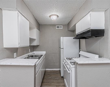 2900 South Freeway - Photo Thumbnail 6