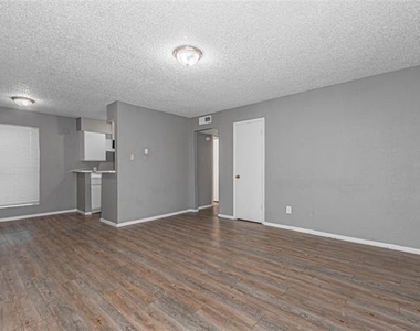 2900 South Freeway - Photo Thumbnail 4