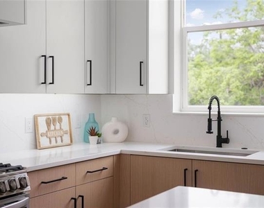 1512 Seegar Street - Photo Thumbnail 9