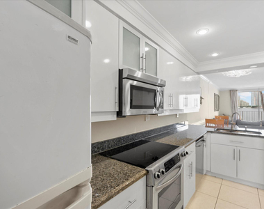 18260 N Bay Road - Photo Thumbnail 7
