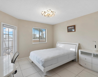 18260 N Bay Road - Photo Thumbnail 12