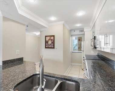 18260 N Bay Road - Photo Thumbnail 5