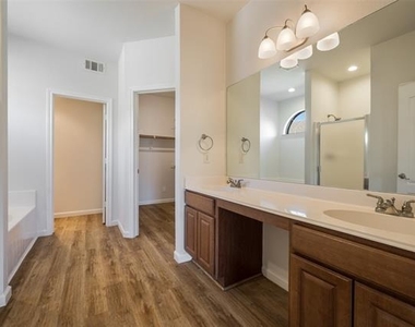 826 Hazels Way - Photo Thumbnail 13