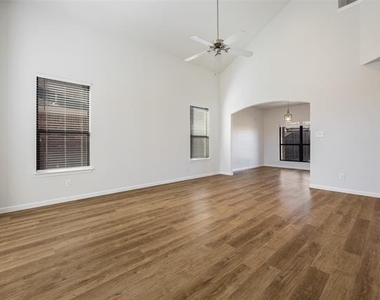 826 Hazels Way - Photo Thumbnail 3