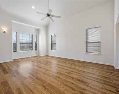 826 Hazels Way - Photo Thumbnail 5