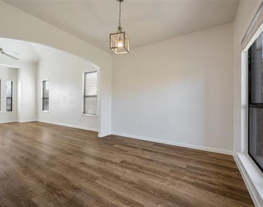 826 Hazels Way - Photo Thumbnail 7