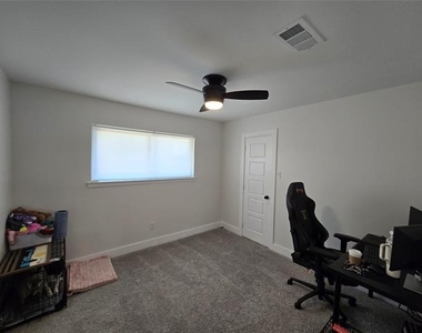 5509 Edgewater Circle - Photo Thumbnail 15