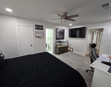5509 Edgewater Circle - Photo Thumbnail 10