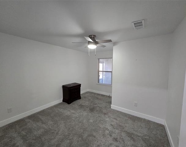 5509 Edgewater Circle - Photo Thumbnail 8