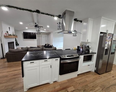 5509 Edgewater Circle - Photo Thumbnail 7