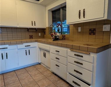 546 Griswold Avenue - Photo Thumbnail 10