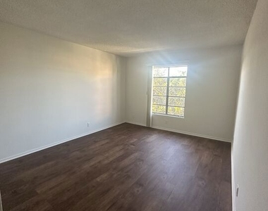 1420 S Oakhurst Drive - Photo Thumbnail 7