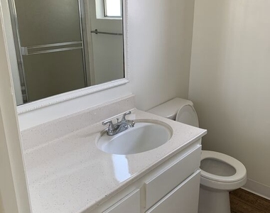11525 Rochester Avenue - Photo Thumbnail 4