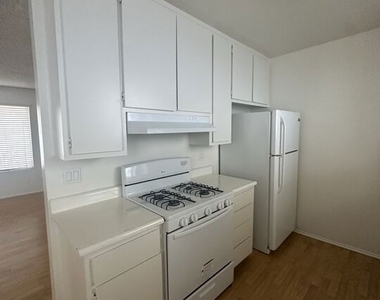 11525 Rochester Avenue - Photo Thumbnail 4