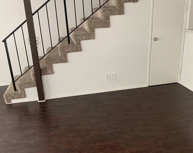 1820 S Bentley Avenue - Photo Thumbnail 5
