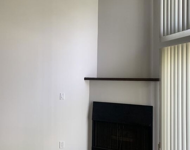 1820 S Bentley Avenue - Photo Thumbnail 2