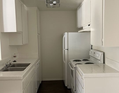 1820 S Bentley Avenue - Photo Thumbnail 2