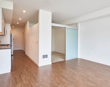 4715 42nd Ave Sw - Photo Thumbnail 3