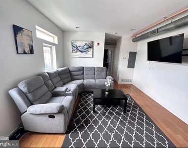 117 W Girard Avenue - Photo Thumbnail 2