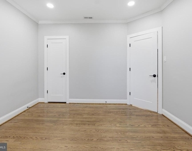 1250 Holbrook Terrace Ne - Photo Thumbnail 3