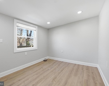 1250 Holbrook Terrace Ne - Photo Thumbnail 2