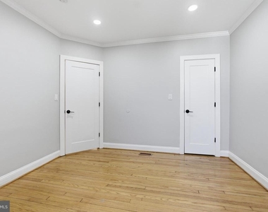 1250 Holbrook Terrace Ne - Photo Thumbnail 2