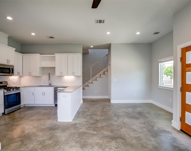 6303 Santos St - Photo Thumbnail 3