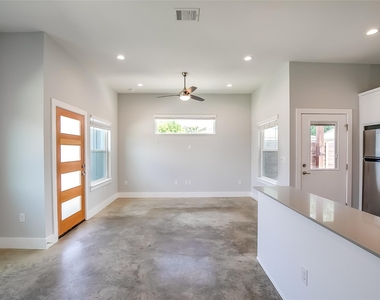 6303 Santos St - Photo Thumbnail 7