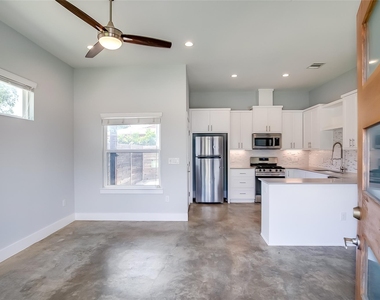 6303 Santos St - Photo Thumbnail 4