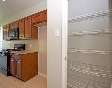 6800 Cromarty Ln - Photo Thumbnail 17