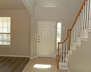6800 Cromarty Ln - Photo Thumbnail 4