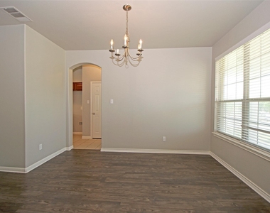 6800 Cromarty Ln - Photo Thumbnail 8