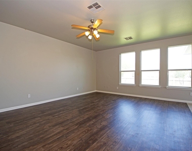 6800 Cromarty Ln - Photo Thumbnail 9