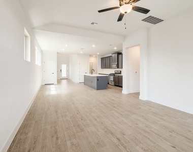 6111 Dumfries Ln - Photo Thumbnail 3